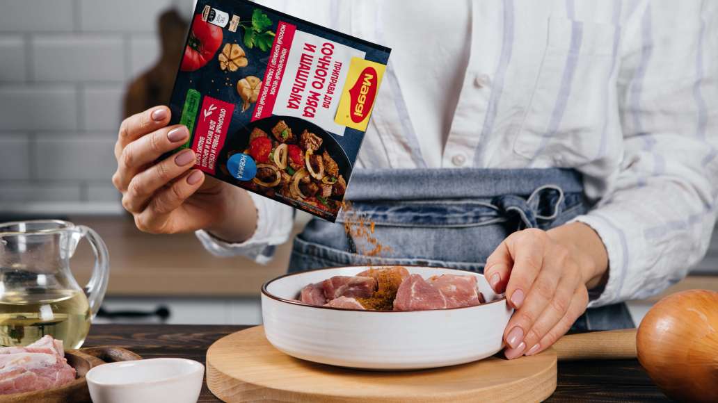 Соединить мясо с MAGGI® Приправой для сочного мяса и шашлыка, тмином и растительным маслом. Тщательно перемешать и мариновать при комнатной температуре 30 минут. Соединить мясо с MAGGI® Приправой для сочного мяса и шашлыка, тмином и растительным маслом. Тщательно перемешать и мариновать при комнатной температуре 30 минут.