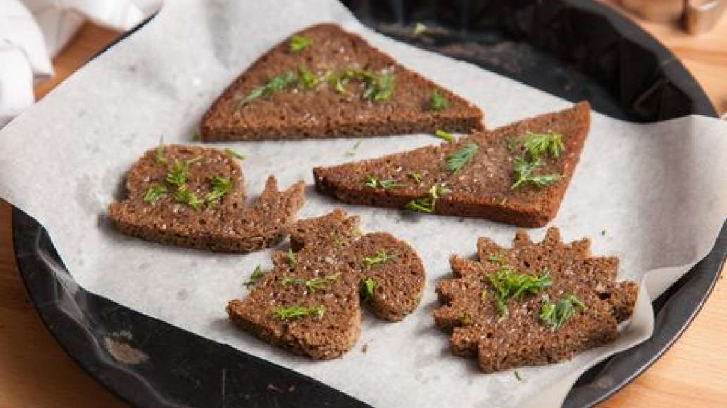 Смазать кусочки растительным маслом (удобнее всего делать это силиконовой кисточкой).
При желании можно сначала натереть хлеб чесноком и посыпать измельченной зеленью (некоторые дети очень даже не против!) и отправить в разогретую до 180 градусов духовк Смазать кусочки растительным маслом (удобнее всего делать это силиконовой кисточкой).
При желании можно сначала натереть хлеб чесноком и посыпать измельченной зеленью (некоторые дети очень даже не против!) и отправить в разогретую до 180 градусов духовк