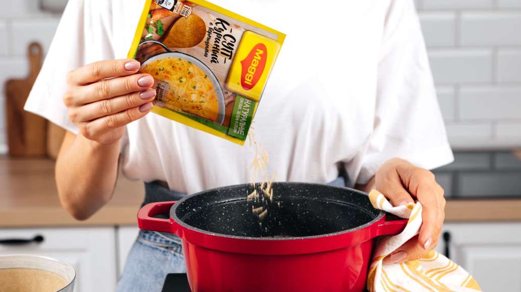 Довести до кипения воду и постепенно высыпать содержимое пачки MAGGI® Суп куриный с вермишелью.