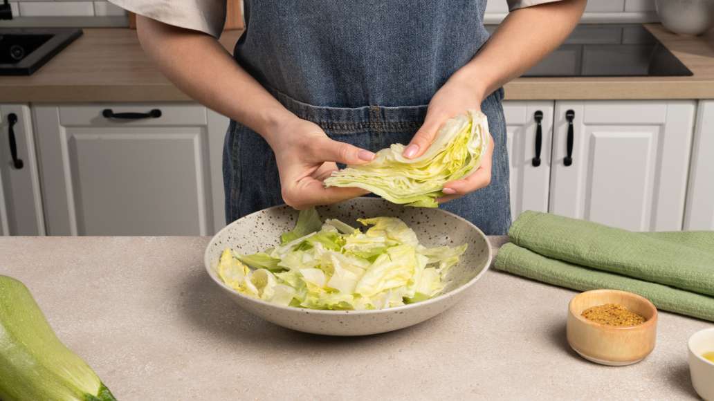 Теплый салат с курицей и брынзой: шаг 2 Теплый салат с курицей и брынзой: шаг 2