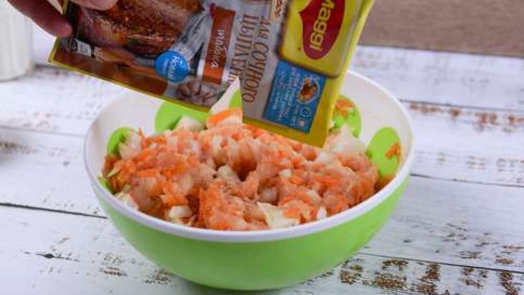 Смешайте в миске фарш, лук, морковь, соль, перец и MAGGI® НА ВТОРОЕ для сочного цыпленка табака. Смешайте в миске фарш, лук, морковь, соль, перец и MAGGI® НА ВТОРОЕ для сочного цыпленка табака.