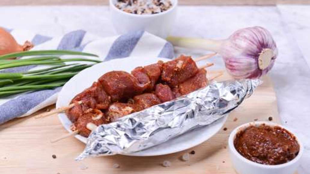 Когда мясо замаринуется, сформируйте шашлычки: плотно нанызывайте кусочки мяса на шпажку. Заверните каждый шашлычок в фольгу. Когда мясо замаринуется, сформируйте шашлычки: плотно нанызывайте кусочки мяса на шпажку. Заверните каждый шашлычок в фольгу.