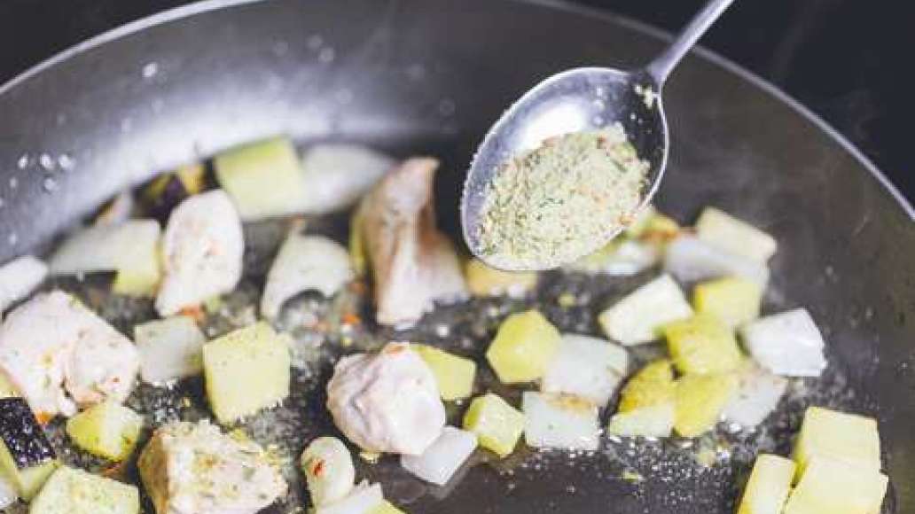 В нагретое и раскаленное масло, бросить картофель и курицу и начать энергично перемешивать. Как только курица и картофель начнут поджариваться добавить лук, чеснок, баклажаны. Продолжать мешать. В нагретое и раскаленное масло, бросить картофель и курицу и начать энергично перемешивать. Как только курица и картофель начнут поджариваться добавить лук, чеснок, баклажаны. Продолжать мешать.