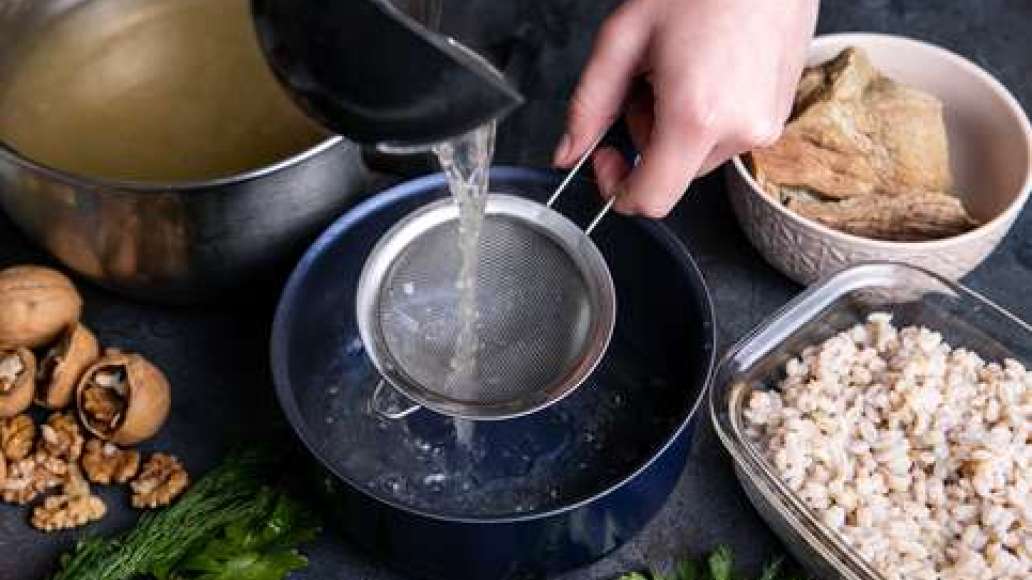 Сварить бульон из говядины. Вынуть и остудить мясо. Бульон процедить через частое сито. Промыть сваренную перловую крупу. Сварить бульон из говядины. Вынуть и остудить мясо. Бульон процедить через частое сито. Промыть сваренную перловую крупу.