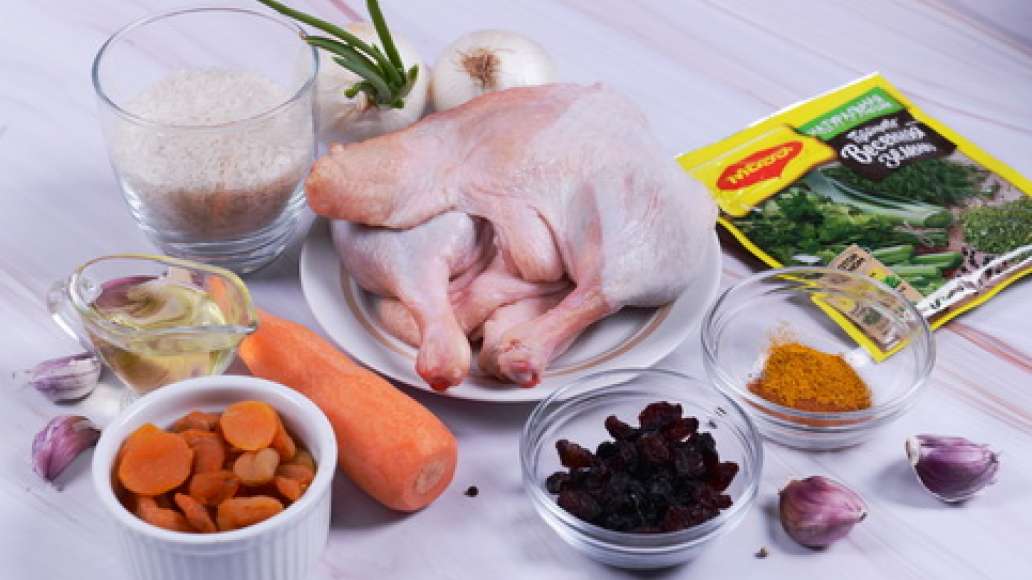 Подготовьте ингредиенты, промойте мясо, курагу и изюм. 