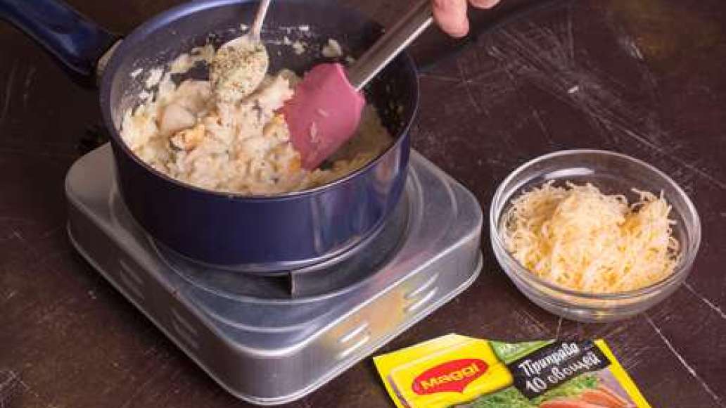 Миндаль измельчить. Натереть сыр. Добавить миндаль, сыр и MAGGI® Приправа 10 овощей в сотейник и прогреть.