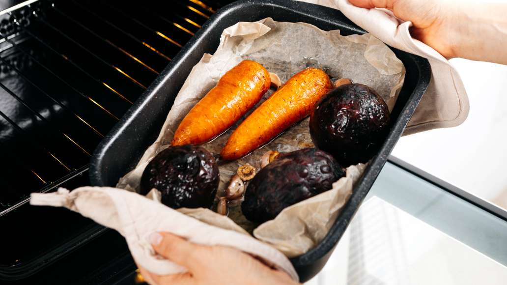 Разогреть духовку до 190 °C. Поместить овощи в форму, сбрызнуть оливковым маслом и распределить вокруг неочищенные зубчики чеснока. Запекать до мягкости (около 40-50 минут).
Разогреть духовку до 190 °C. Поместить овощи в форму, сбрызнуть оливковым маслом и распределить вокруг неочищенные зубчики чеснока. Запекать до мягкости (около 40-50 минут).