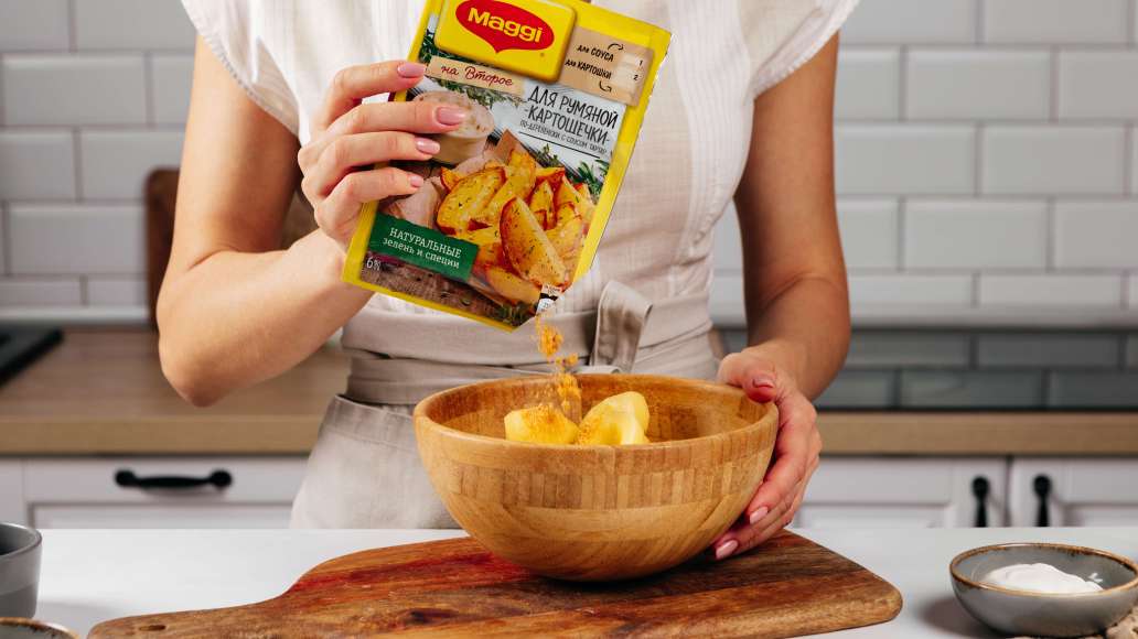 Добавить к картофелю MAGGI® НА ВТОРОЕ для румяной картошечки по-деревенски с соусом Тартар «для картошки» и растительное масло. Тщательно перемешать и выложить картофель на противень, застеленный пергаментом, установив каждый на срез, углублением вверх. Добавить к картофелю MAGGI® НА ВТОРОЕ для румяной картошечки по-деревенски с соусом Тартар «для картошки» и растительное масло. Тщательно перемешать и выложить картофель на противень, застеленный пергаментом, установив каждый на срез, углублением вверх.