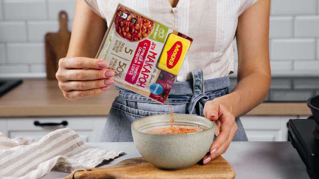 В отдельной емкости смешать MAGGI® На Второе для макарон с курицей в томатно-овощном соусе с водой и сливками. Добавить смесь к курице. В отдельной емкости смешать MAGGI® На Второе для макарон с курицей в томатно-овощном соусе с водой и сливками. Добавить смесь к курице.