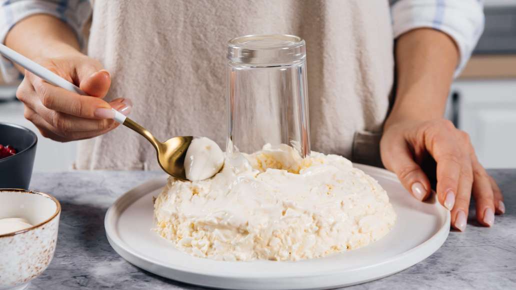 Сверху распределить слой мяса, слой яиц и смазать майонезом. Сверху распределить слой мяса, слой яиц и смазать майонезом.