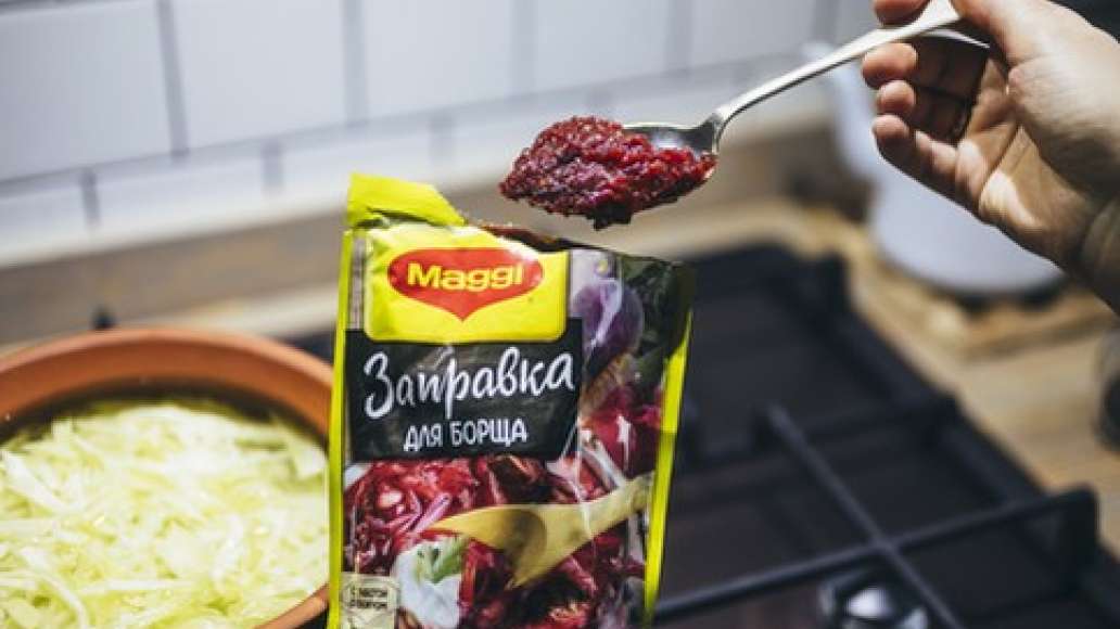 Аккуратно достать, добавить MAGGI® Заправку для Борща и отправить в духовку еще на 5 минут. Затем сделать температуру минимальную и томить суп еще минут 15.
Подавать, посыпав свежей зеленью, со сметаной. Аккуратно достать, добавить MAGGI® Заправку для Борща и отправить в духовку еще на 5 минут. Затем сделать температуру минимальную и томить суп еще минут 15.
Подавать, посыпав свежей зеленью, со сметаной.