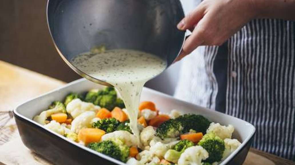 К смеси MAGGI® На второе для макарон в сливочно-сырном соусе с курицей и грибами добавить молоко, перемешать.
Залить молочной смесью овощи.
Посыпать натертым на крупной терке сыром.
К смеси MAGGI® На второе для макарон в сливочно-сырном соусе с курицей и грибами добавить молоко, перемешать.
Залить молочной смесью овощи.
Посыпать натертым на крупной терке сыром.