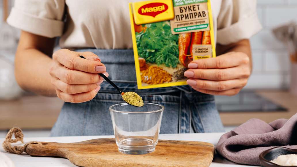 Соединить горячую воду с MAGGI® Приправой универсальной Букет приправ, оставить на 3 минуты. Соединить горячую воду с MAGGI® Приправой универсальной Букет приправ, оставить на 3 минуты.