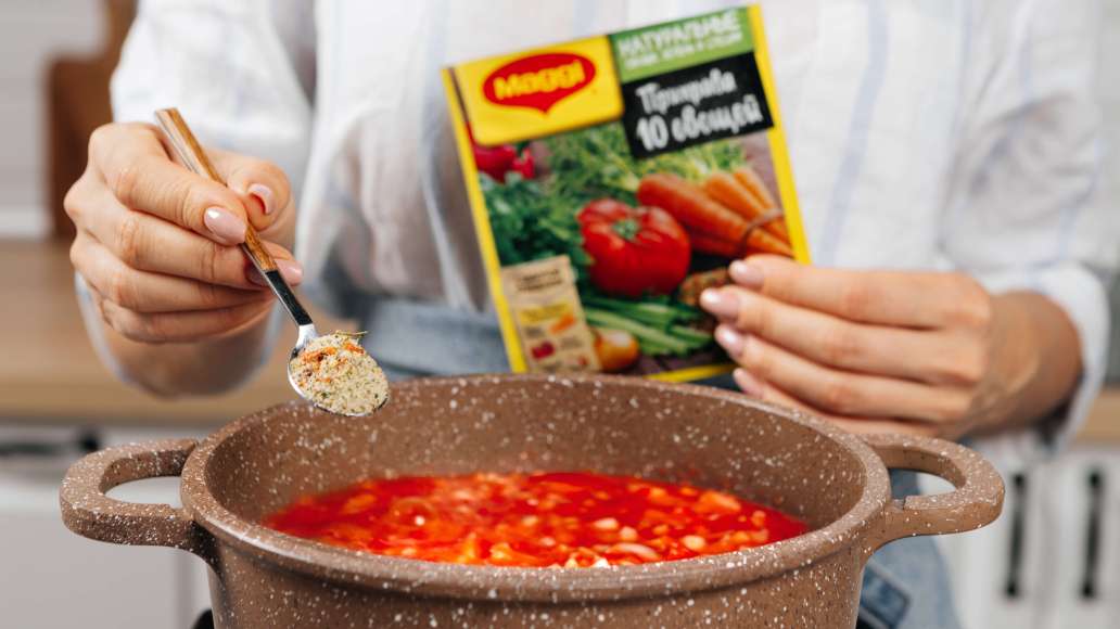 Добавить MAGGI® Приправу 10 овощей, масло, перемешать и довести до кипения. Попробовать лечо на вкус. При необходимости добавить дополнительное количество соли и сахара и варить еще 10-15 минут. Добавить MAGGI® Приправу 10 овощей, масло, перемешать и довести до кипения. Попробовать лечо на вкус. При необходимости добавить дополнительное количество соли и сахара и варить еще 10-15 минут.