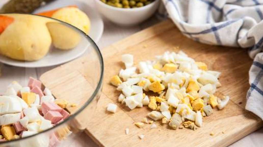 Очищенные яйца нарезать небольшими (7-10 мм) кубиками. Добавить яйца к колбасе. Очищенные яйца нарезать небольшими (7-10 мм) кубиками. Добавить яйца к колбасе.