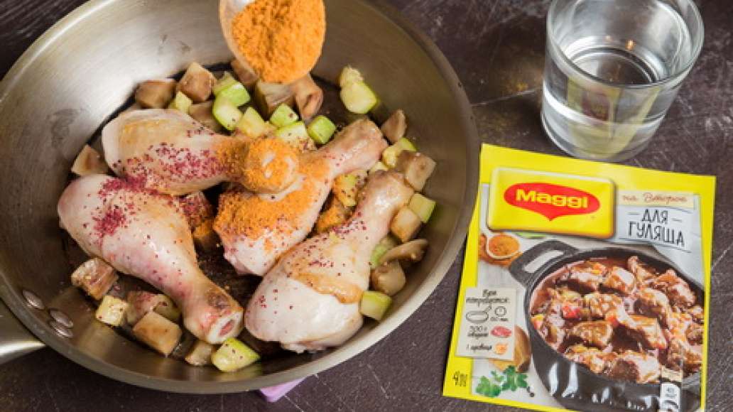 Добавить MAGGI® НА ВТОРОЕ для гуляша, воду, острый перец, нарезанный колечками, лук, болгарский перец, помидоры в собственном соку. Тушить до готовности. Добавить MAGGI® НА ВТОРОЕ для гуляша, воду, острый перец, нарезанный колечками, лук, болгарский перец, помидоры в собственном соку. Тушить до готовности.