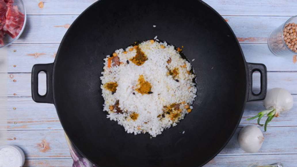 Выложите рис поверх зирвака (мясной зажарки), выровняйте и залейте кипятком так, чтобы уровень воды был на 1-1,5 см выше уровня риса. Прибавьте огонь и доведите до кипения. Варите, пока вода не испарится и не впитается рисом. Затем соберите рис горкой и с Выложите рис поверх зирвака (мясной зажарки), выровняйте и залейте кипятком так, чтобы уровень воды был на 1-1,5 см выше уровня риса. Прибавьте огонь и доведите до кипения. Варите, пока вода не испарится и не впитается рисом. Затем соберите рис горкой и с