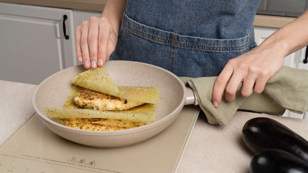 Теплый салат с курицей и жареными баклажанами: шаг 1 Теплый салат с курицей и жареными баклажанами: шаг 1