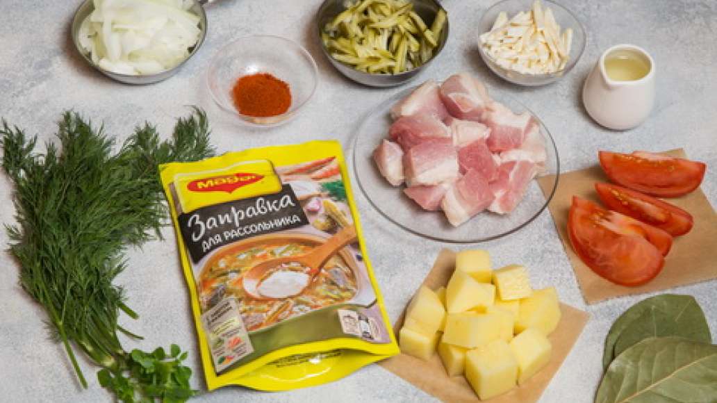 Нарезать свинину кубиками.  Лук и сельдерей нарезать мелкими кубиками. Соленые помидоры очистить от семечек, нарезать соломкой. Картофель нарезать кубиками. Помидоры нарезать дольками. Укроп измельчить. Листочки базилика отделить от стеблей и мелко нареза