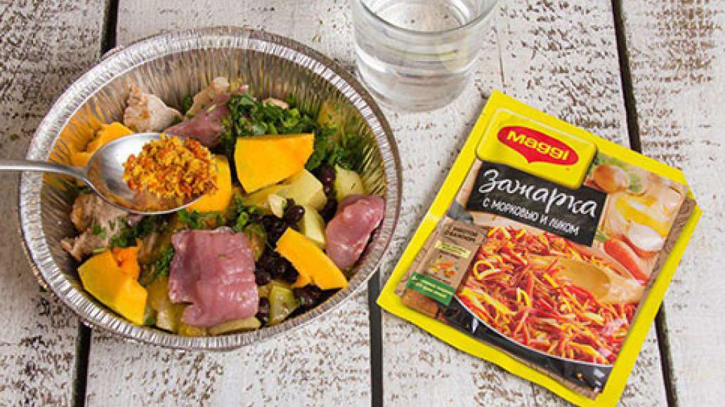 Положить в жаропрочную форму мясо, тыкву, кабачок и фасоль, добавить MAGGI® Зажарка, чеснок и зелень. Влить растительное масло и воду и перемешать. Поместить жаркое в духовку, разогретую до 180 градусов, и готовить 45 минут. Положить в жаропрочную форму мясо, тыкву, кабачок и фасоль, добавить MAGGI® Зажарка, чеснок и зелень. Влить растительное масло и воду и перемешать. Поместить жаркое в духовку, разогретую до 180 градусов, и готовить 45 минут.