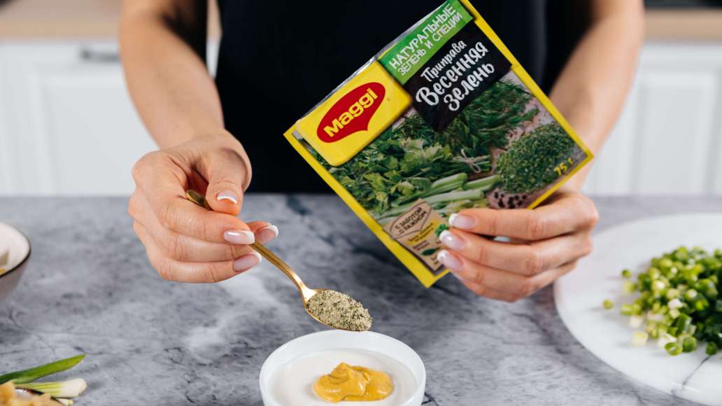 Отдельно смешать горячую воду и MAGGI® Приправа Весенняя зелень, оставить на три минуты. Добавить греческий йогурт с горчицей и тщательно перемешать. 