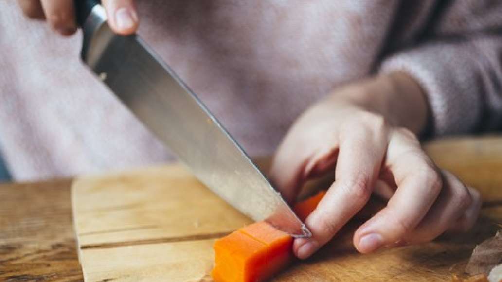 Вареную морковь нарезать кубиками со стороной примерно 1,2 см, сбрызнуть растительным маслом. Вареную морковь нарезать кубиками со стороной примерно 1,2 см, сбрызнуть растительным маслом.