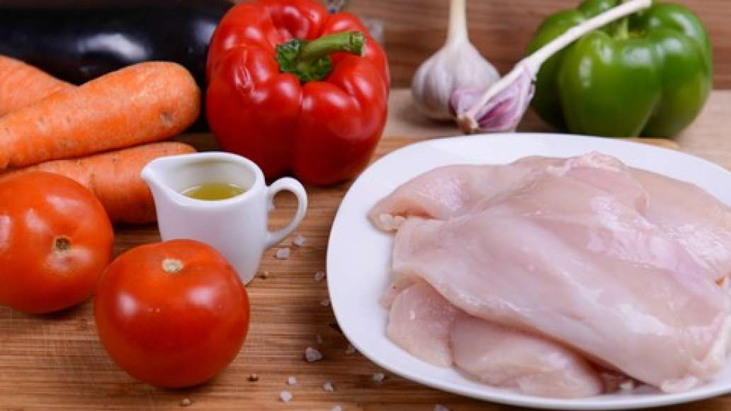Промойте филе и нарежьте небольшими кусочками. 
Помойте овощи и нарежьте морковь, баклажаны и перец кружочками, лук - полукольцами. Разрежьте кружочки ещё на 2-4 части в зависимости от размера. 
