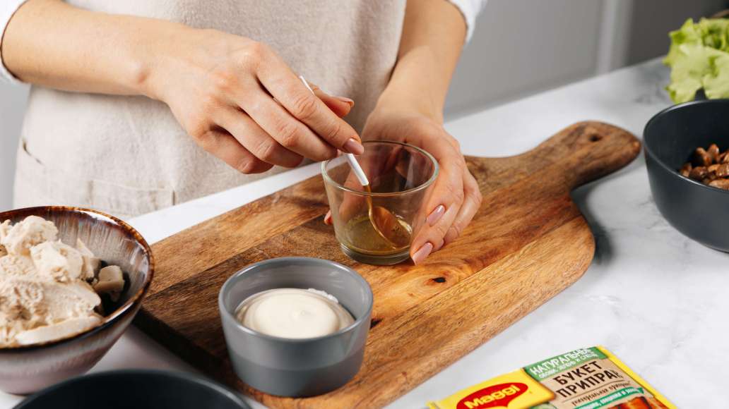 В отдельной небольшой ёмкости смешать MAGGI® Приправа универсальная Букет приправ с горячей водой, оставить на 3 минуты.