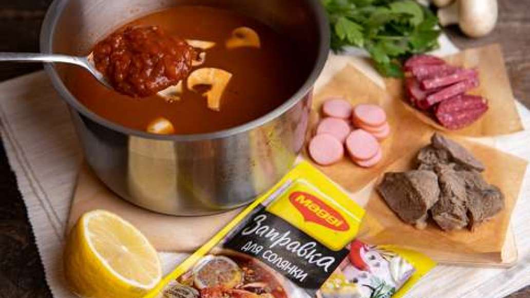 За 5 минут до готовности добавить MAGGI® Заправка для солянки, сосиски и мясо. Проверить на соль и довести до нужного вкуса. За 5 минут до готовности добавить MAGGI® Заправка для солянки, сосиски и мясо. Проверить на соль и довести до нужного вкуса.