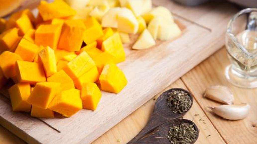 Нарезать кубиком индейку, тыкву и картофель. 

