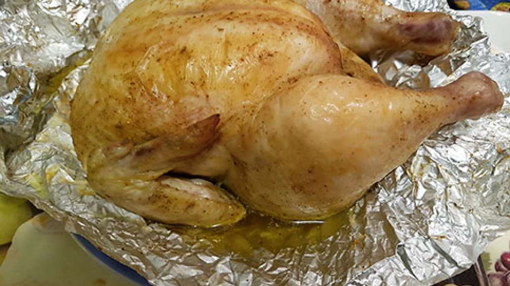Готовую курицу достаем и остужаем.Подавать можно с макаронами и овощами. Приятного аппетита!