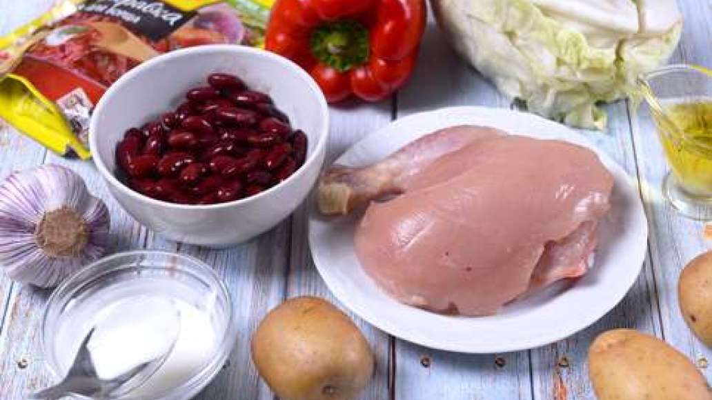 Подготовьте ингредиенты, промойте мясо. Подготовьте ингредиенты, промойте мясо.