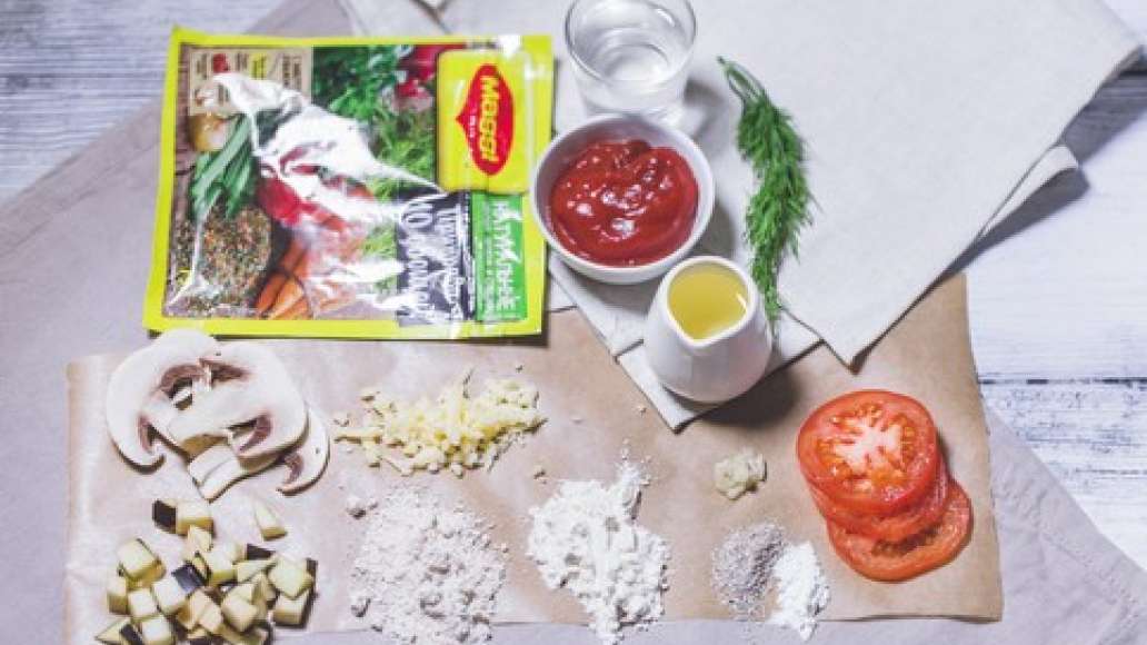 Нарезать мелким кубиком баклажан. Грибы нарезать пластинками. Сбрызнуть оливковым маслом. Помидоры нарезать колечками. Тофу или вегетарианский сыр натереть на крупной терке в порошок и сбрызнуть соевым соусом. Нарезать мелким кубиком баклажан. Грибы нарезать пластинками. Сбрызнуть оливковым маслом. Помидоры нарезать колечками. Тофу или вегетарианский сыр натереть на крупной терке в порошок и сбрызнуть соевым соусом.