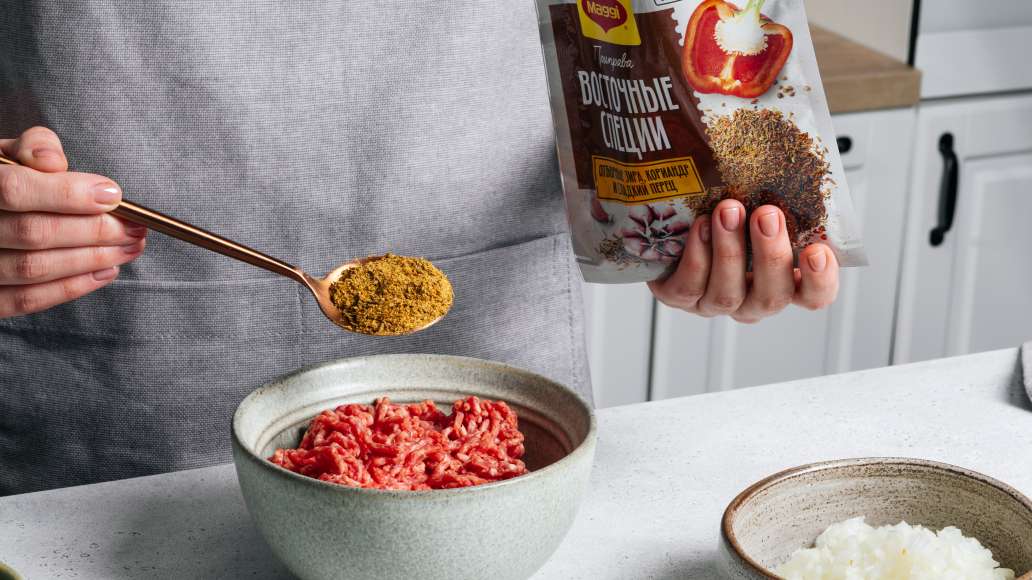 В бараний фарш добавить MAGGI® Восточные специи и перемешать. Добавить
репчатый лук, красный перец и при желании чеснок.