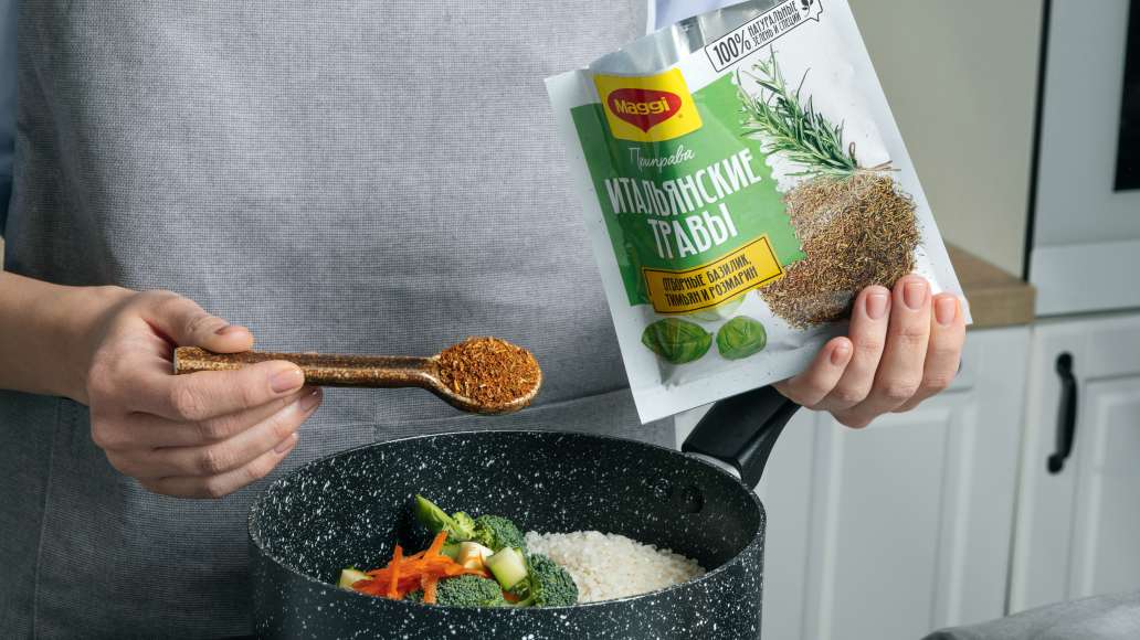 Засыпать в кастрюлю рис, брокколи, добавить приправу MAGGI®
Итальянские травы залить водой и накрыть крышкой. Оставить тушиться около
15 минут. Засыпать в кастрюлю рис, брокколи, добавить приправу MAGGI®
Итальянские травы залить водой и накрыть крышкой. Оставить тушиться около
15 минут.