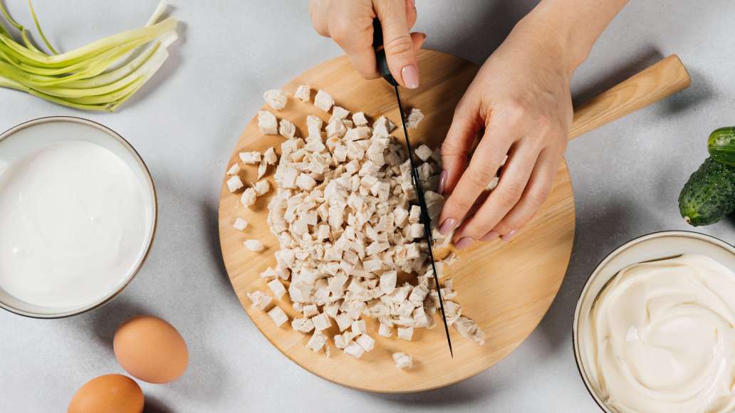 Снять с огня и извлечь мясо из бульона. Бульон процедить, используя сито, застеленное марлей в несколько слоев. Дать ему полностью остыть. Окорочкам также дать остыть и удалить кожицу. Мясо отделить от костей и мелко нарезать. Снять с огня и извлечь мясо из бульона. Бульон процедить, используя сито, застеленное марлей в несколько слоев. Дать ему полностью остыть. Окорочкам также дать остыть и удалить кожицу. Мясо отделить от костей и мелко нарезать.