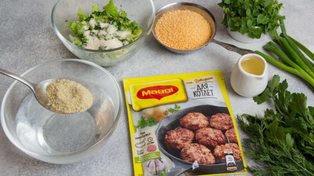 Измельчить брокколи. Содержимое пакетика MAGGI  НА ВТОРОЕ для котлет высыпать в теплую воду размешать и дать настояться. Смешать брокколи с манкой и MAGGI  НА ВТОРОЕ для котлет. Сформовать котлеты запанировав их в сухарях.