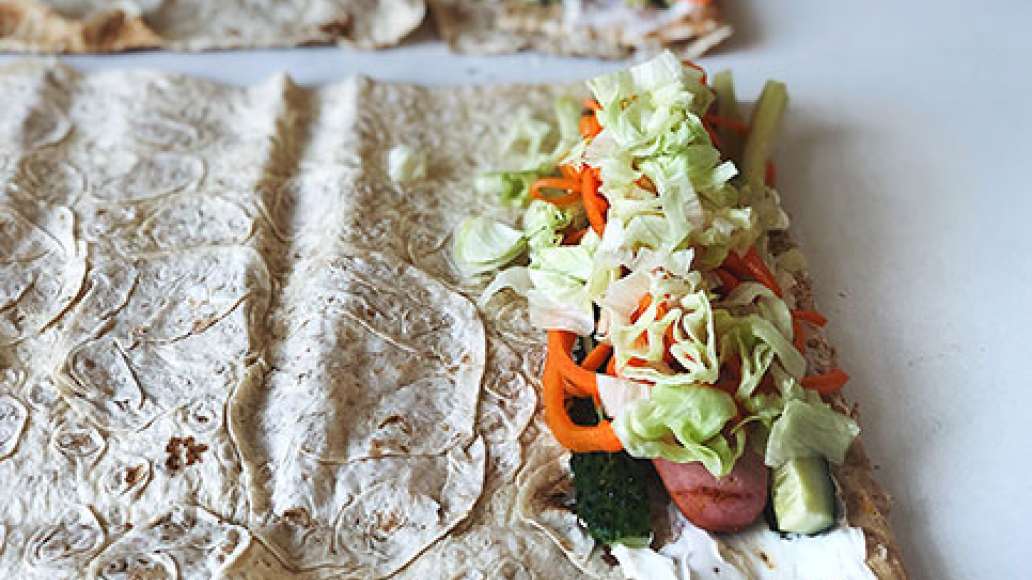 Сверху выложить корейскую морковь и салат айсберг.