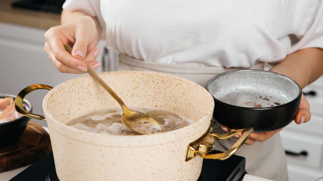 Говядину нарезать на порционные кусочки. Залить водой. Отваривать примерно час, периодически снимая пену. Говядину нарезать на порционные кусочки. Залить водой. Отваривать примерно час, периодически снимая пену.