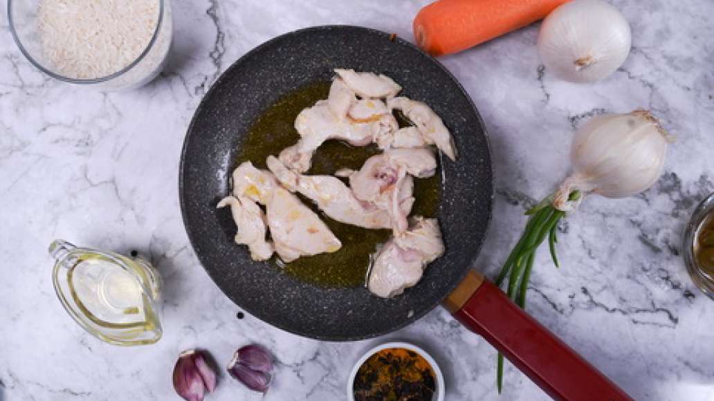 Обжарьте курицу на сковороде. В это время нарежьте морковь соломкой или натрите на крупной терке. Лук нарежьте полукольцами. Обжарьте курицу на сковороде. В это время нарежьте морковь соломкой или натрите на крупной терке. Лук нарежьте полукольцами.