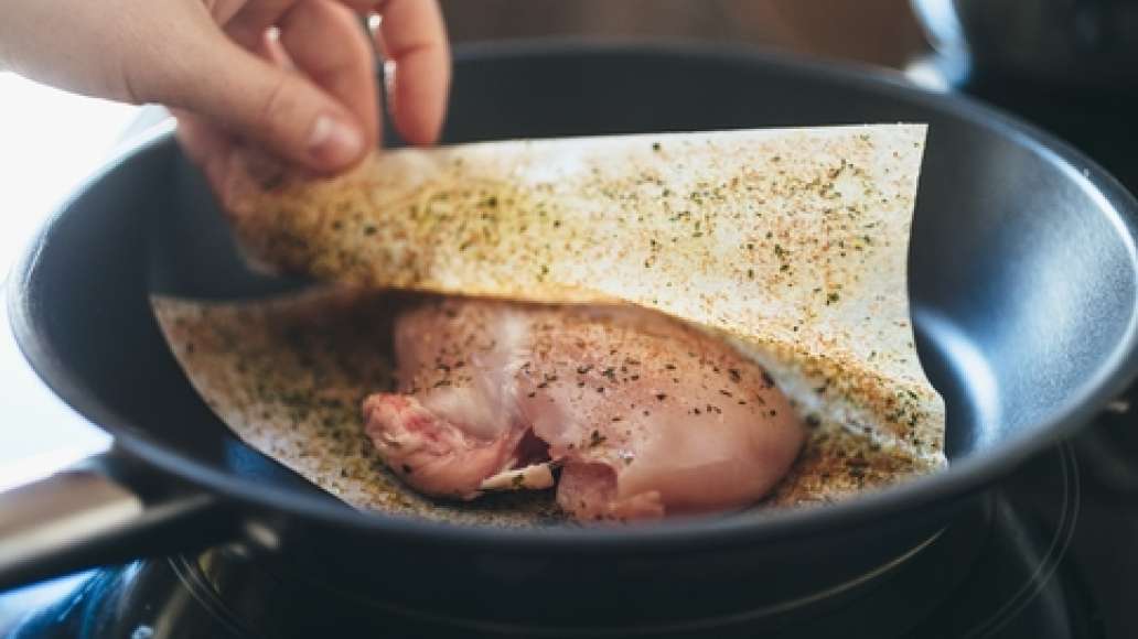 Куриное филе выложить листы для жарки MAGGI® На второе для нежного филе куриной грудки с томатами и базиликом. Выложить на сухую сковороду и обжарить. Готовой грудке дать немного остыть и нарезать кусочками. Куриное филе выложить листы для жарки MAGGI® На второе для нежного филе куриной грудки с томатами и базиликом. Выложить на сухую сковороду и обжарить. Готовой грудке дать немного остыть и нарезать кусочками.