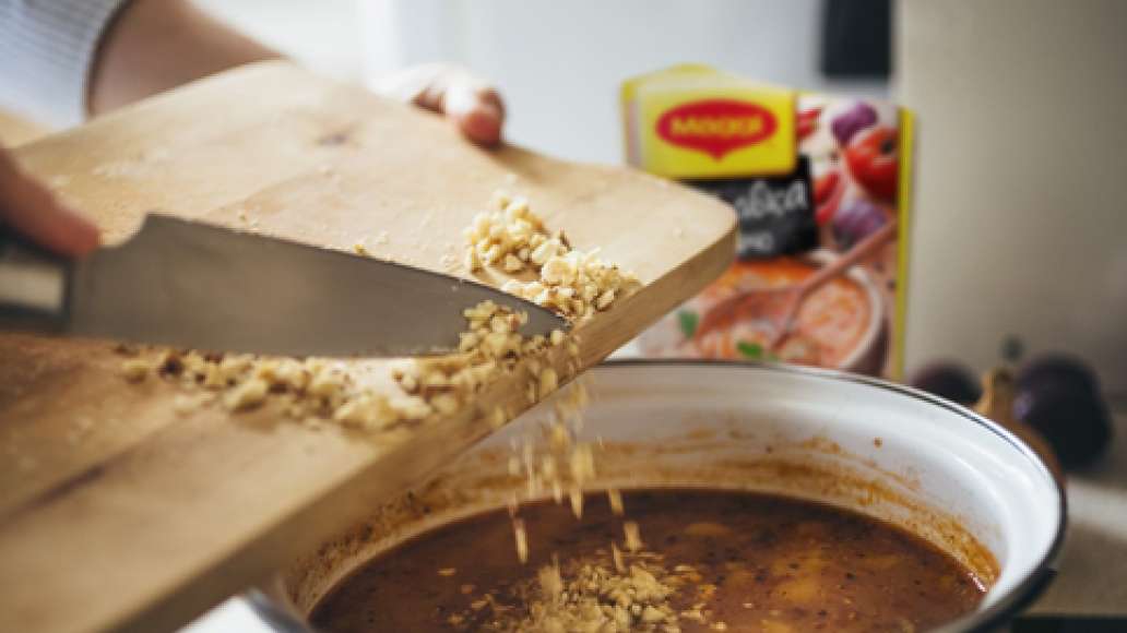 Чтобы придать супу особый оригинальный вкус, добавить размолотый обжаренный грецкий орех. Дать настояться 20-30 минут. Подавать, посыпав кинзой. Приятного аппетита! Чтобы придать супу особый оригинальный вкус, добавить размолотый обжаренный грецкий орех. Дать настояться 20-30 минут. Подавать, посыпав кинзой. Приятного аппетита!
