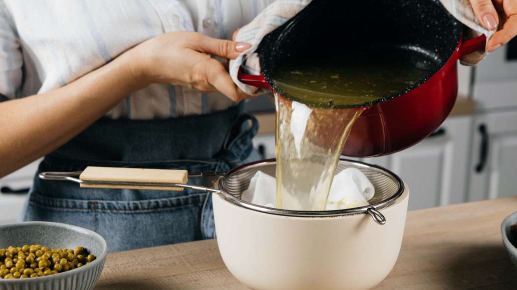 Вынуть мясо и морковь из бульона и дать остыть. Бульон попробовать на вкус, добавить при необходимости соль и перец по вкусу, удалить жир. Процедить бульон через марлю, сложенную в несколько слоёв.