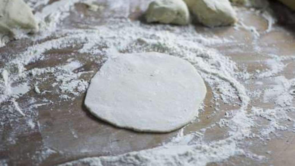 Раскатать кусочек теста в небольшую тонкую лепёшку. Раскатать кусочек теста в небольшую тонкую лепёшку.