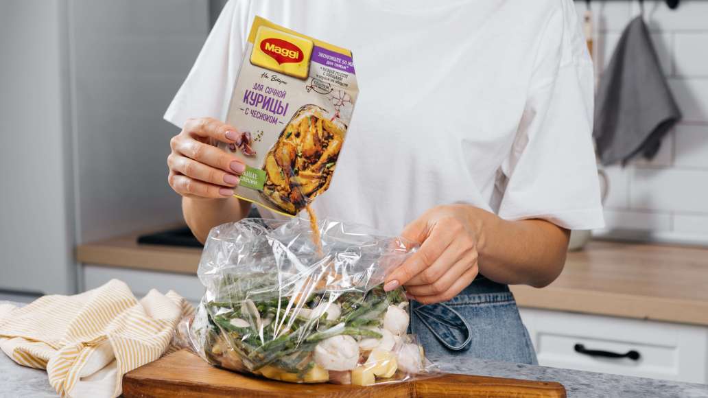 Удалить с пакета стикер. Высыпать в пакет смесь для приготовления курицы. Закрепить пакет зажимом в 6-8 см от края и аккуратно распределить смесь внутри, избегая резких движений. Удалить с пакета стикер. Высыпать в пакет смесь для приготовления курицы. Закрепить пакет зажимом в 6-8 см от края и аккуратно распределить смесь внутри, избегая резких движений.