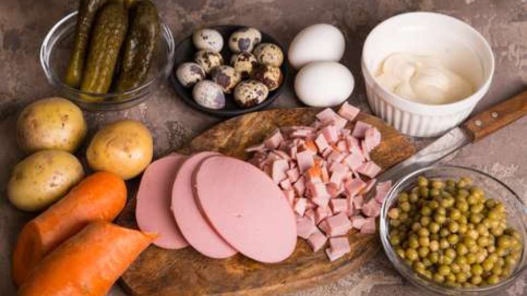 Ветчину и вареную докторскую колбасу нарезать кубиками. Слить жидкость из банки с зеленым горошком. Ветчину и вареную докторскую колбасу нарезать кубиками. Слить жидкость из банки с зеленым горошком.