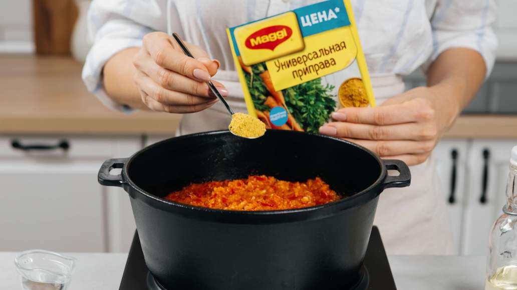 Добавить очищенный и пропущенный через пресс чеснок, MAGGI® Приправу универсальную. Перемешать, попробовать на вкус и при необходимости добавить сахара и соли. Варить еще 5 минут. Добавить очищенный и пропущенный через пресс чеснок, MAGGI® Приправу универсальную. Перемешать, попробовать на вкус и при необходимости добавить сахара и соли. Варить еще 5 минут.