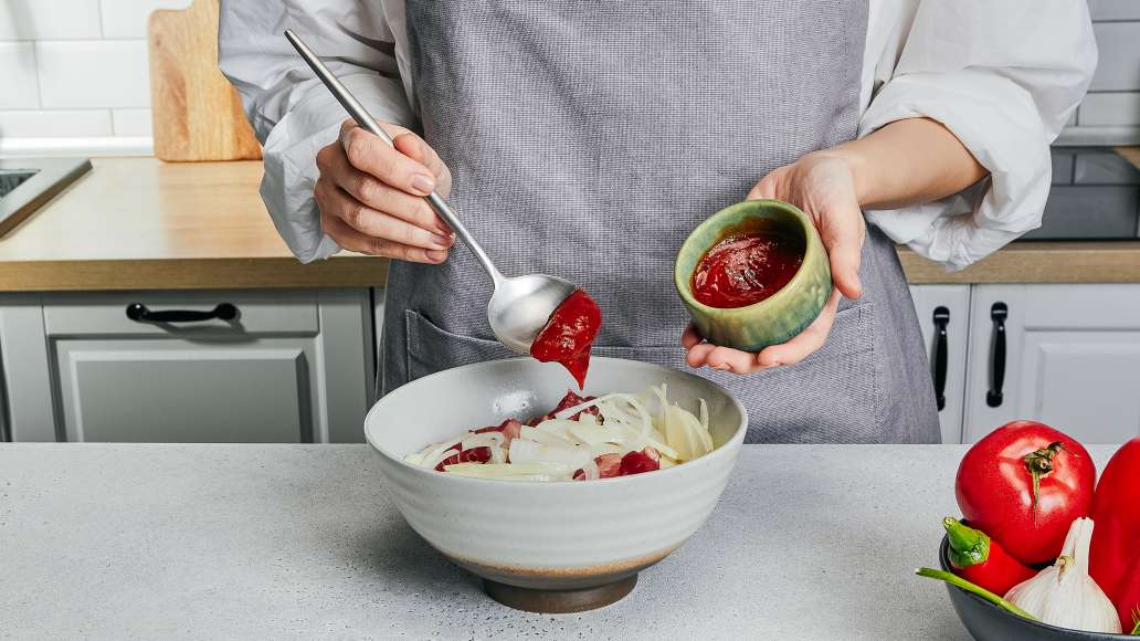 Мясо порезать на небольшие кубики, выложить в глубокую ёмкость, добавить
аджику, очищенный и нарезанный тонкими полукольцами репчатый лук,
посолить. Перемешать и отставить на полчаса. Мясо порезать на небольшие кубики, выложить в глубокую ёмкость, добавить
аджику, очищенный и нарезанный тонкими полукольцами репчатый лук,
посолить. Перемешать и отставить на полчаса.