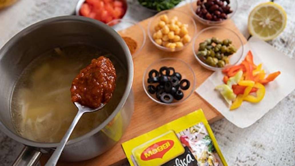 За пять минут до готовности добавить MAGGI® Заправка для солянки, каперсы, маслины, нарезанную зелень, добавить копченую паприку. Довести до полной готовности, проверить на соль и довести до нужного вкуса.