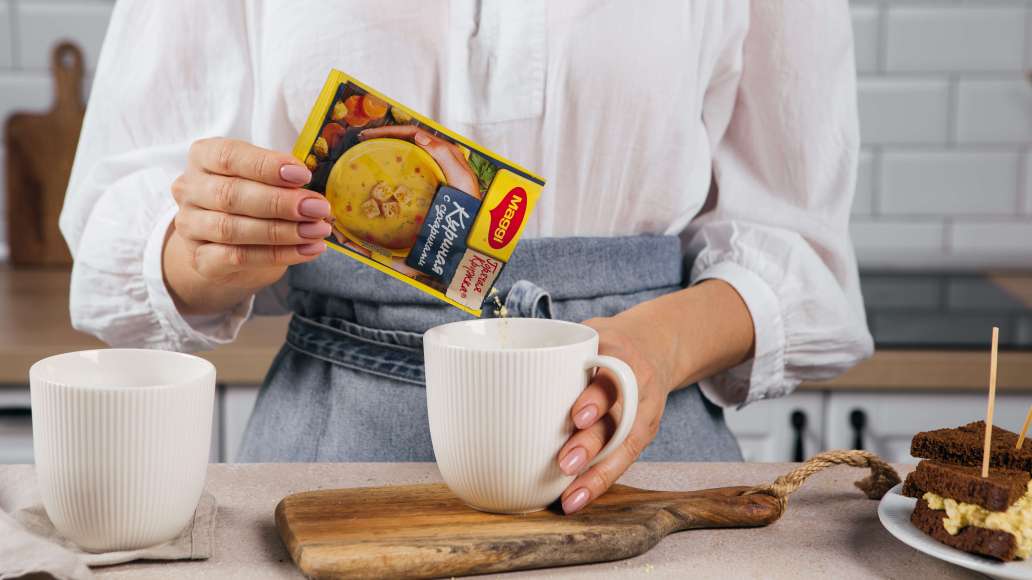 Высыпать содержимое пачек MAGGI® ГОРЯЧАЯ КРУЖКА® куриная с сухариками в кружки, добавить в каждую по 200 мл кипятка.